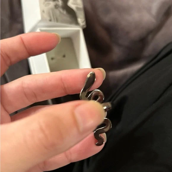 Taylor Swift official Black Reputation Snake Ring - Picture 7 of 9